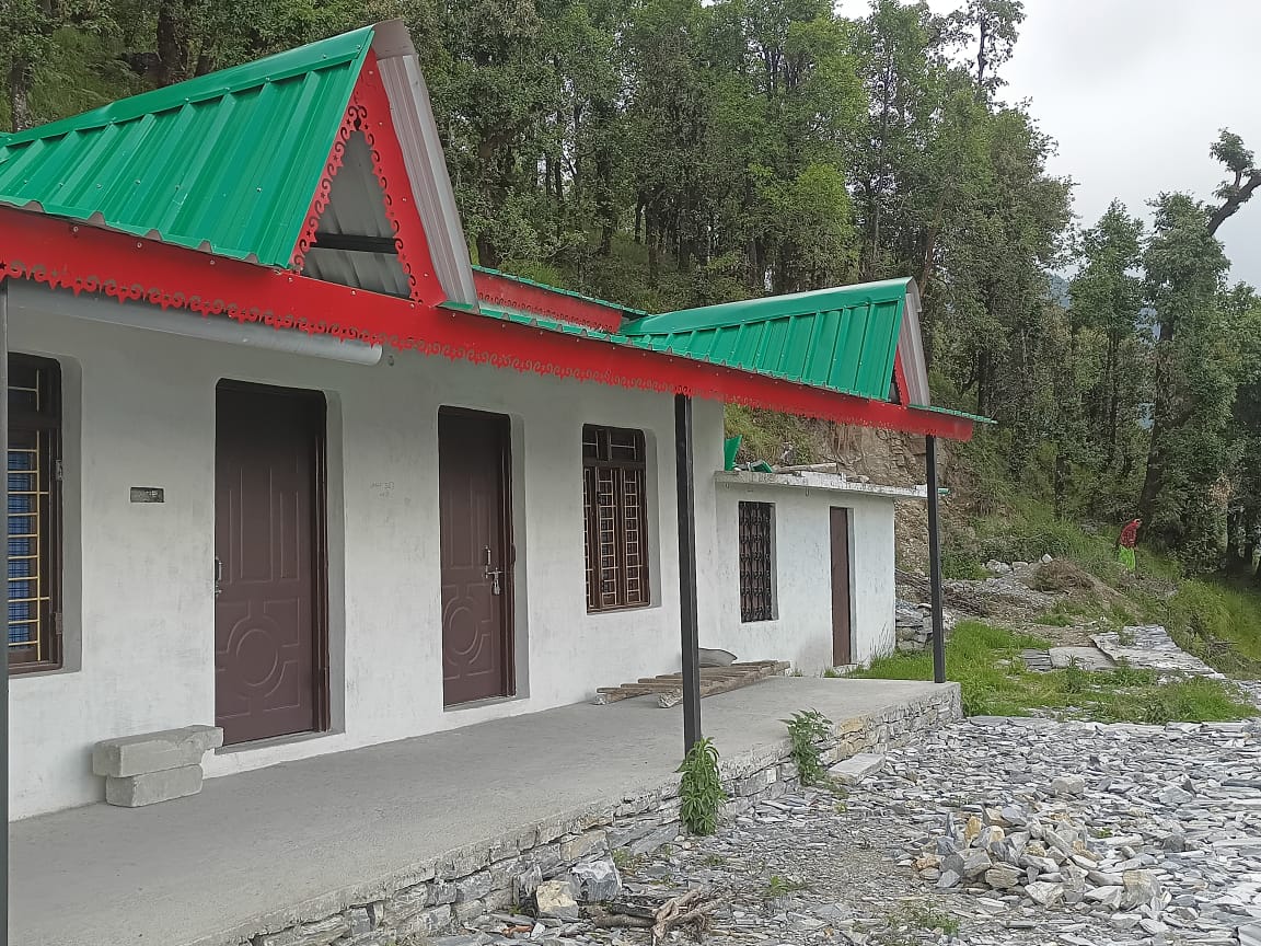 Cottages with green and red roofs at Liti360