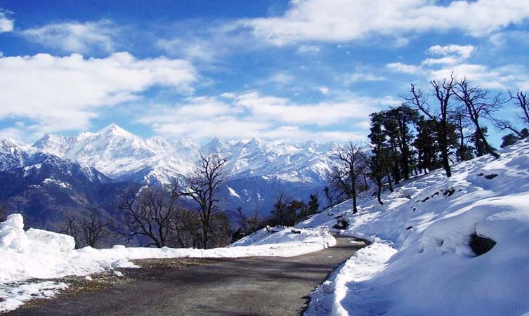 Munsyari town below the Panchachuli peaks
